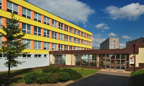 Aktuální fotografie vstupu do ZŠ Žamberk Nádražní 743