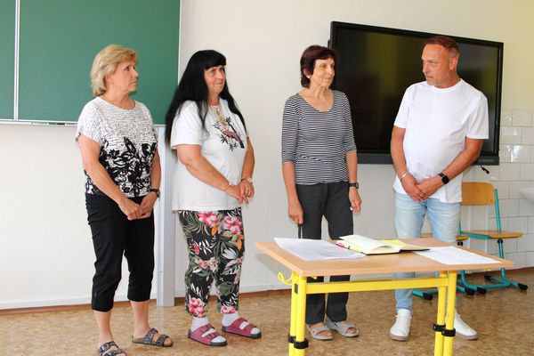 loučení s učitelkami odcházejícími do penze